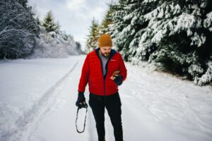 Christoph Vogt erklärt mit dem entspannten Mann im Winterwald wie es sich anfühlt, eine funktionierende Vermögensverwaltung mit Fonds zu haben.