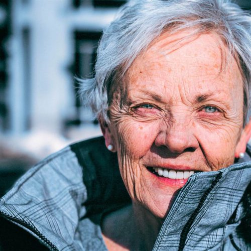 Frau silber Christoph Vogt Finanzberater Vermögensverwalter unabhängig Niedersachsen Norddeutschland Buxtehude Stade Hansestadt Hamburg defensiv konservativ Rendite org kleiner Zufriedene ältere Dame Vermögensverwaltung Christoph Vogt sichere Geldanlage Finanzberatung in Niedersachsen für das Alte Land und Hamburg