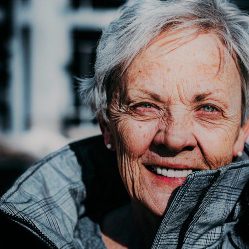 Frau silber ideale Geldanlage Senioren Christoph Vogt unabhängige Finanzberatung Vermögensverwaltung Niedersachsen Landkreis Stade Hamburg Fonds knallig Vermögensverwaltung Geldanlage ideal für Senioren umdenken Investmentfonds Christoph Vogt Buxtehude Niedersachsen Landkreis Stade Norddeutschland Fonds Gold Anlageberatung